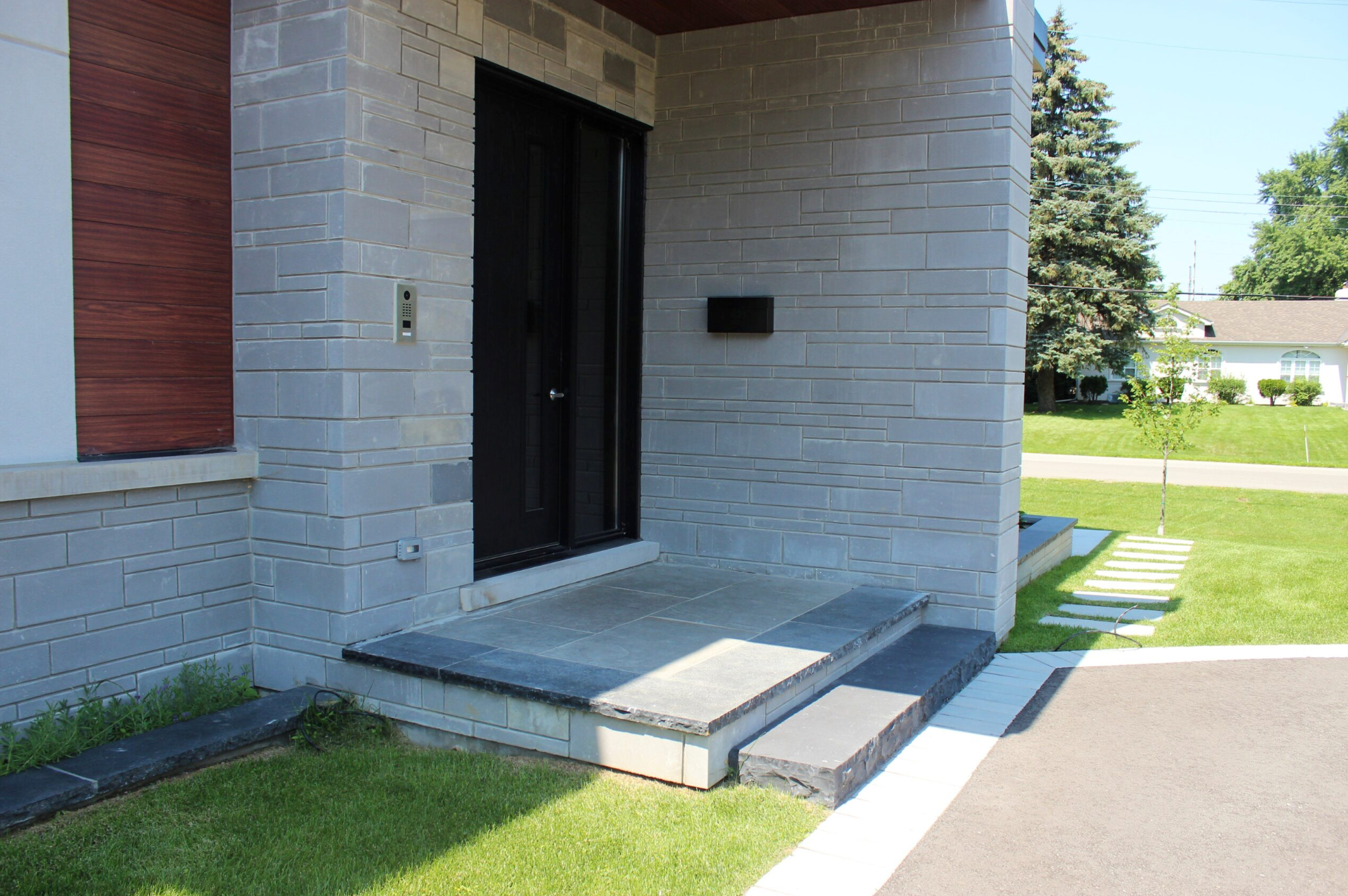 Paver - Antique Grey Limestone - Natural Edges M/Cut - 1"x12"x12"